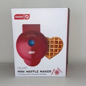 NWT Dash Heart ❤️ mini waffle maker. Valentine’s Day ❤️